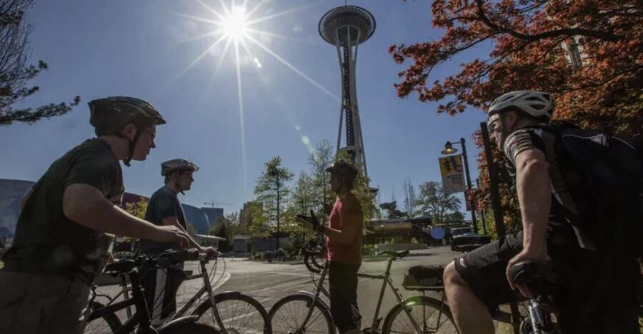 Seattle: 3 Hour Emerald City Standard Bike Tour - Riding the Seattle Waterfront before heading uphill