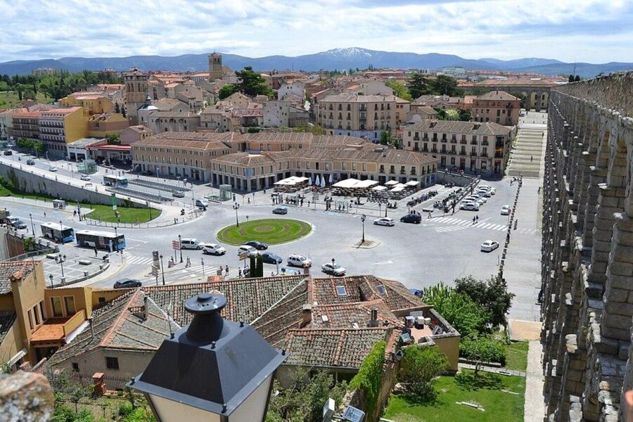 Segovia: guided route on an electric bicycle (ebike) - The local bar stop and the rhythm of the tour