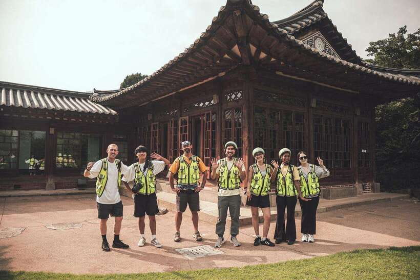 Seoul: Afternoon Ebike tour and "Happy Hour" food and drinks - Insadong Culture Street before the meal