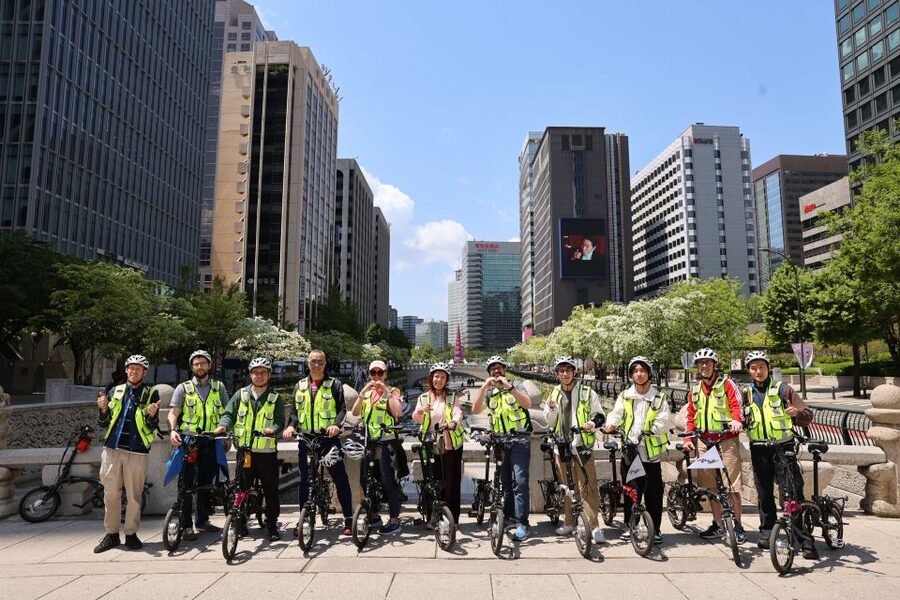 Seoul: City Highlights eBike Tour - The Blue House and Bukchon’s steep lanes