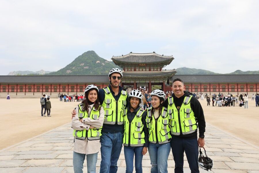 Seoul: City Highlights eBike Tour - Insadong, Jogyesa, and the final river ride