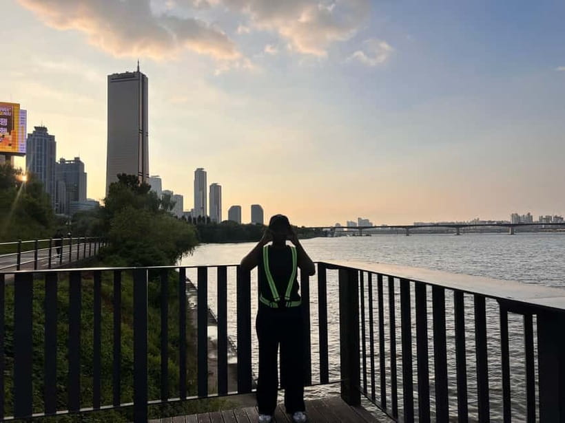 Seoul: Han River Sunset Bike Tour with Rainbow Fountain Show - Yeouido Hangang Park: an easy start beside the water