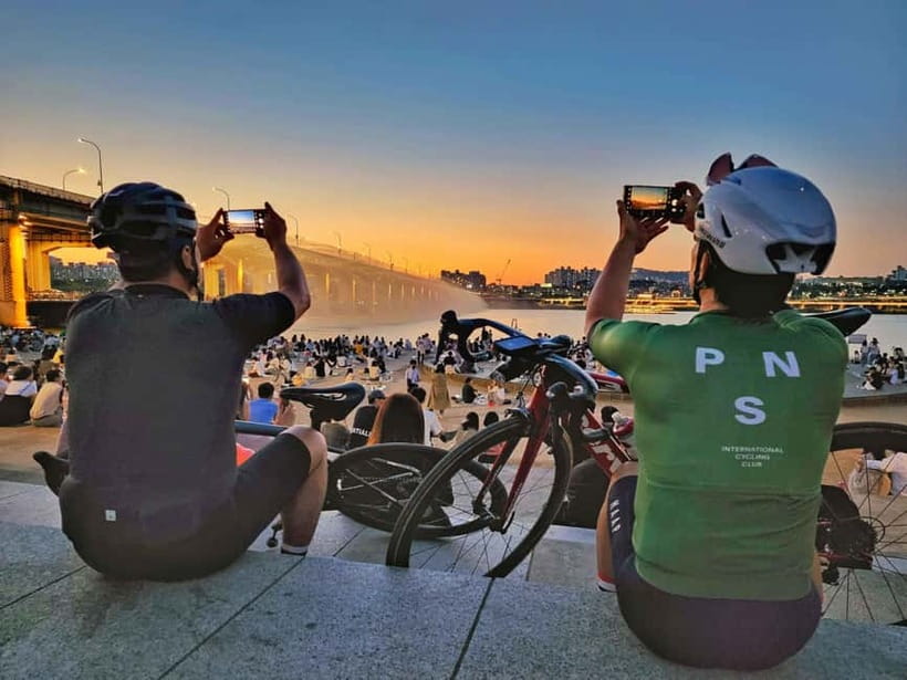 Seoul: Han River Sunset Bike Tour with Rainbow Fountain Show - Crossing Jamsu Bridge into Seoul after dark