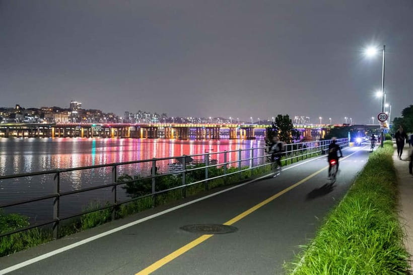 Seoul: Han River Sunset Bike Tour with Rainbow Fountain Show - Returning to Yeouido for riverside ramyeon