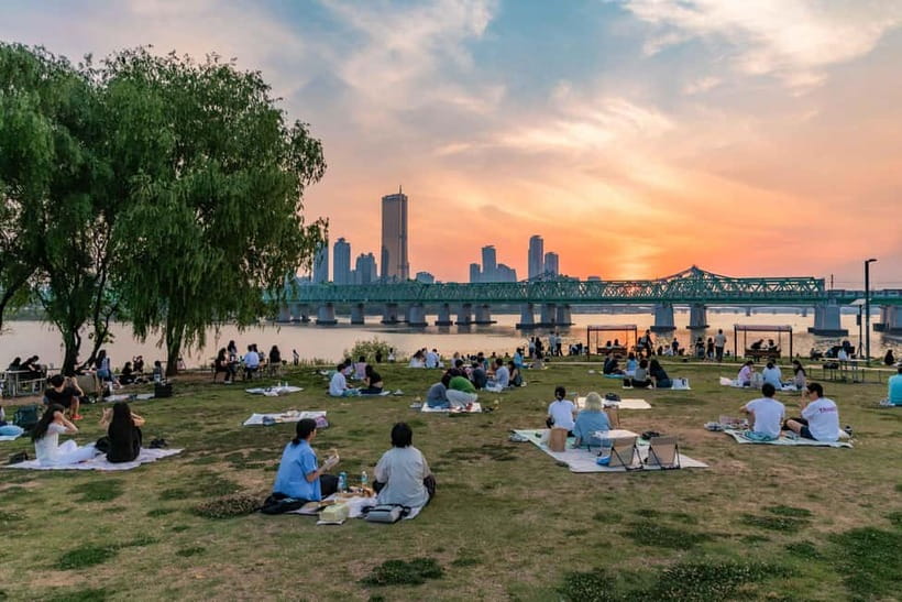 Seoul: Han River Sunset Bike Tour with Rainbow Fountain Show - What the $47 price really includes
