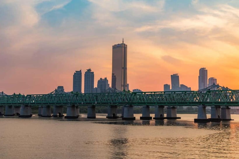 Seoul: Han River Sunset Bike Tour with Rainbow Fountain Show - Meeting Mina at Yeouinaru Station