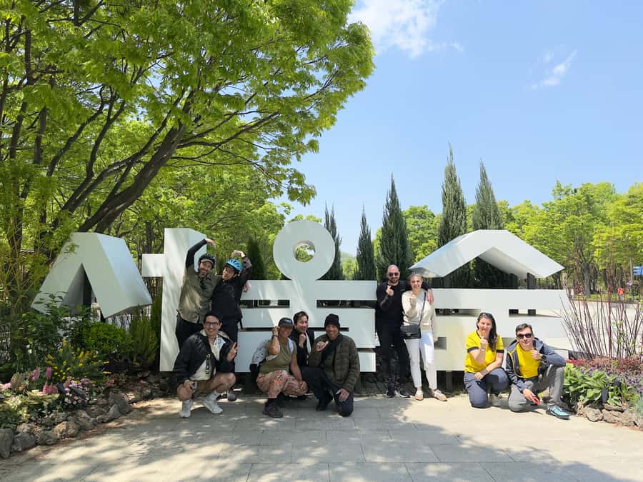 Seoul: Urban Nature Bike Tour along Han River - The guide, bikes, and pace