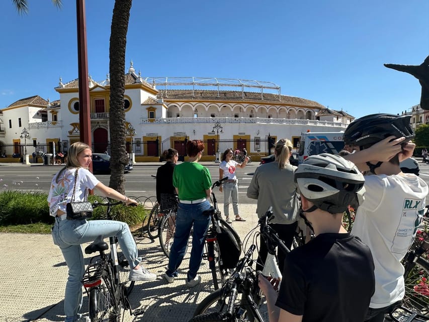 Sevilla: 100% Nederlandstalige Highlights Tour op E-BIKE - Crossing toward Triana and the Plaza de Toros