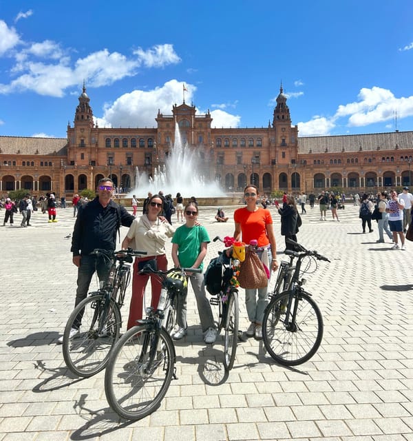 Seville: Dutch Cycling Highlights Tour with local guide - María Luisa Park and the 20-minute drink break