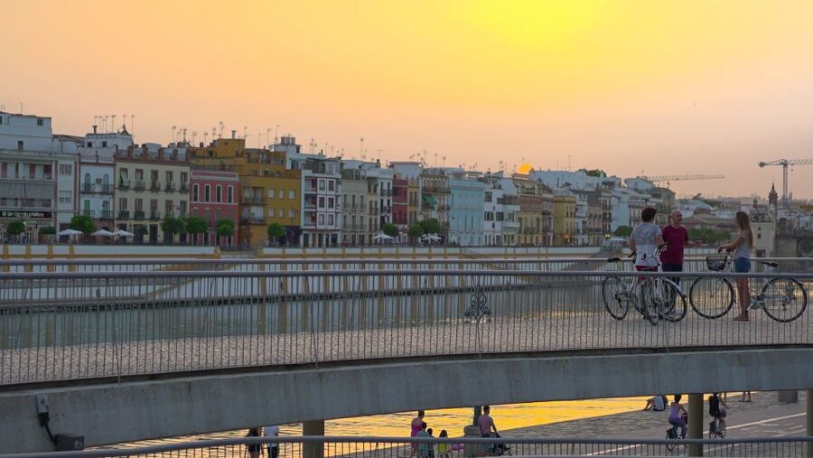 Seville: Guided Sunset Bike Tour - Santa Cruz, Triana, and the parts between