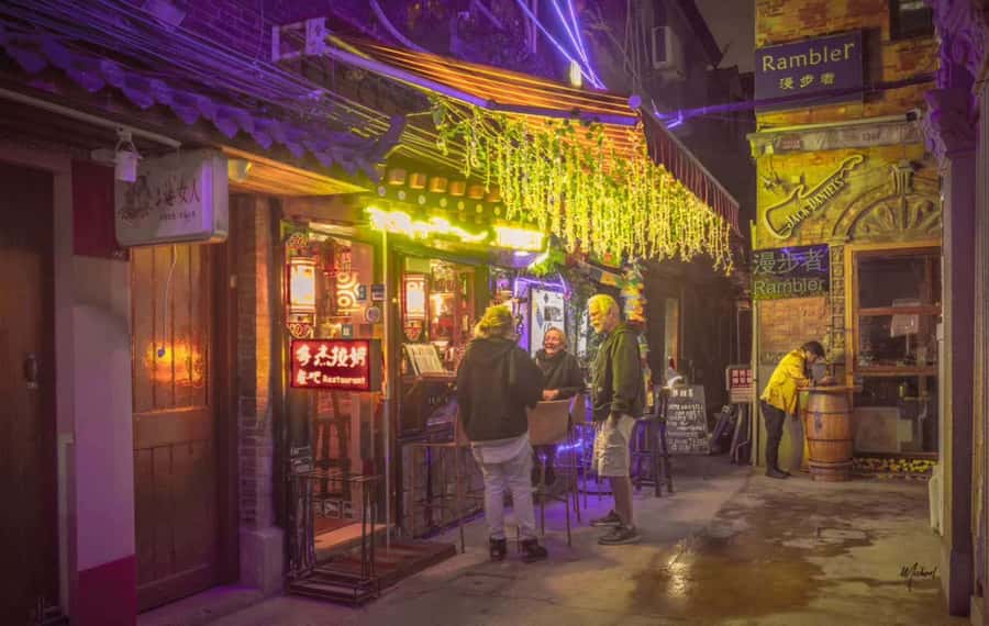 Shanghai: 4-Hour Nightlife Adventure & Tasting Bike Tour - The snack stop and Shanghai’s everyday food