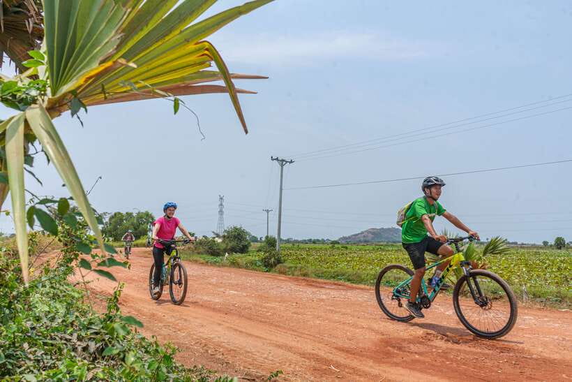 Siem Reap: Countryside Sunset Bike Tour / E-Bike or Tuk Tuk - Guides, group size, and the human side