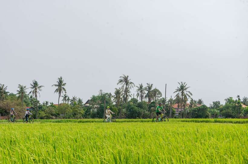 Siem Reap: Countryside Sunset Bike Tour / E-Bike or Tuk Tuk - Why leave Siem Reap’s center by bicycle?