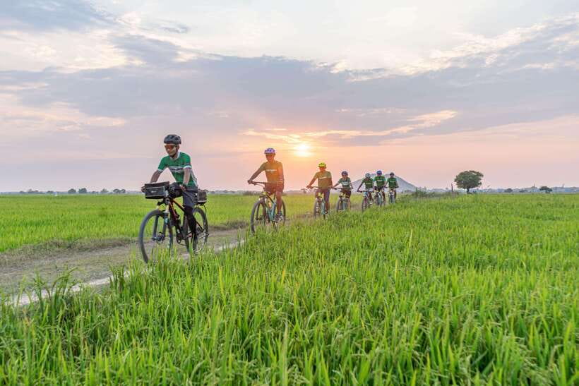 Siem Reap: Countryside Sunset Bike Tour / E-Bike or Tuk Tuk - A traditional village and a slower pace