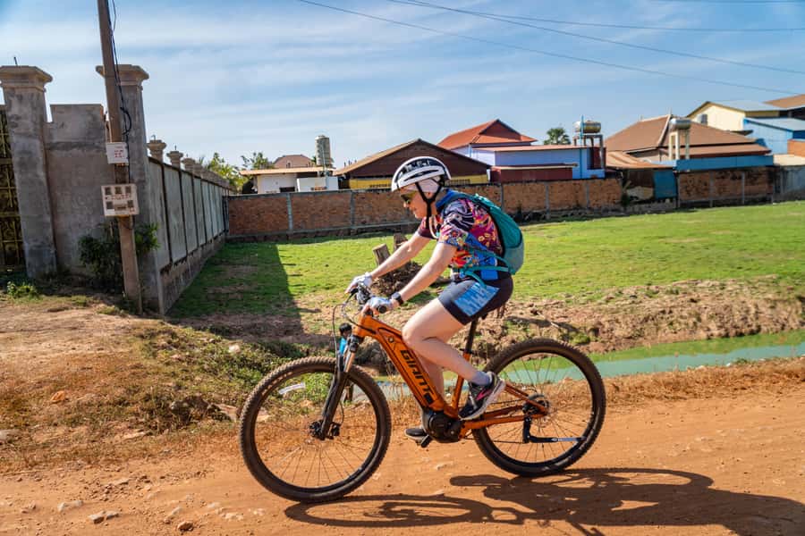 Siem Reap: Guided Countryside Bike Tour - A market, mushroom farm, and rice wine stop