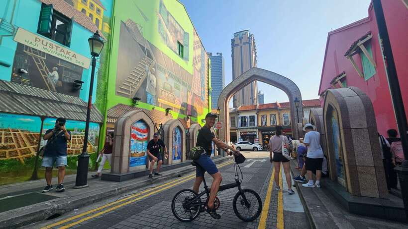 Singapore: Light to Night Bike Tour - Little India: more color, more street activity