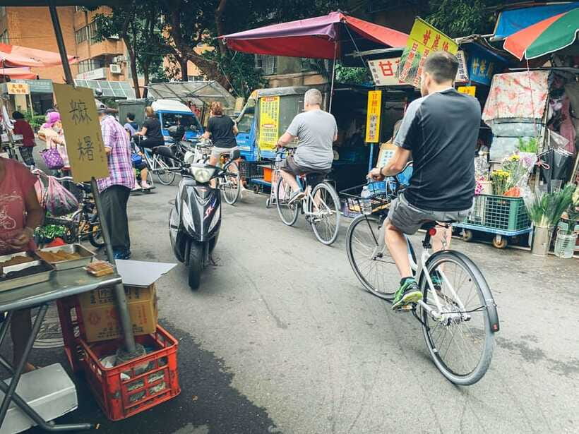 Taipei: 4-Hour Morning City Cycling Tour with Breakfast - Jing Fu Gate and the Presidential Office Building