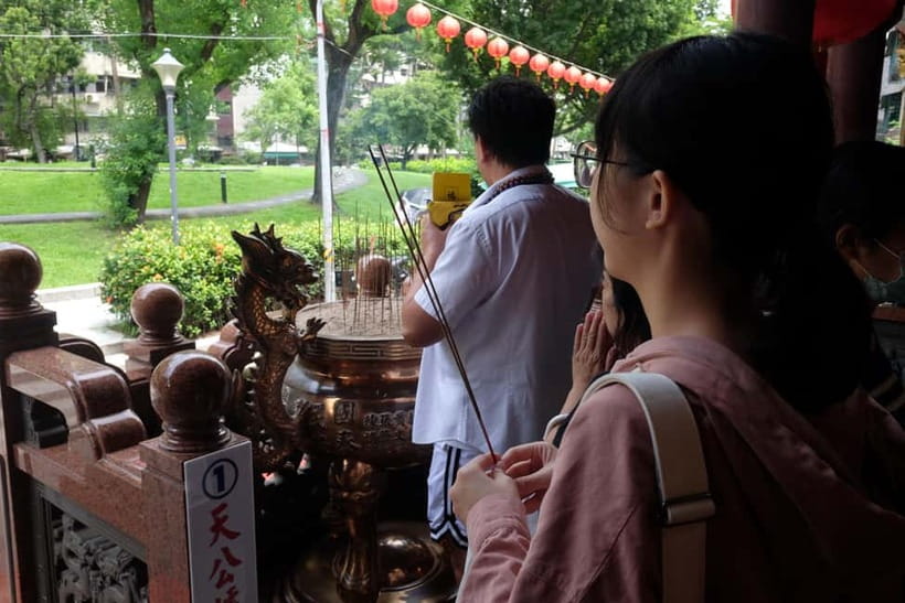 Taipei: 4-Hour Morning City Cycling Tour with Breakfast - The Tamsui Riverside Bikeway opens the route