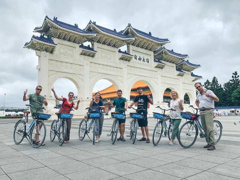Taipei: 4-Hour Morning City Cycling Tour with Breakfast - Breakfast with danbing before the wheels turn