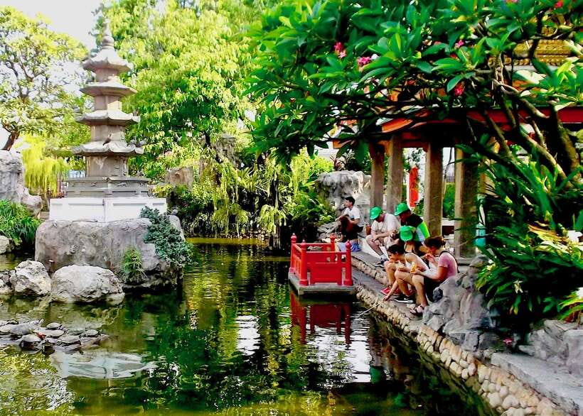 Thai culture and Bangkok local life guided bike tour - Chinatown by bicycle, with food and market noise