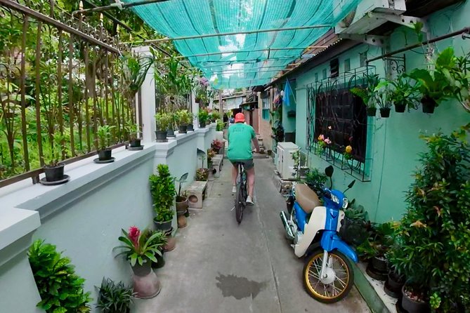 Thai Culture and Local Life 4- Hour Bangkok Bike Tour - Wat Prayurawongsawat and the turtle stop
