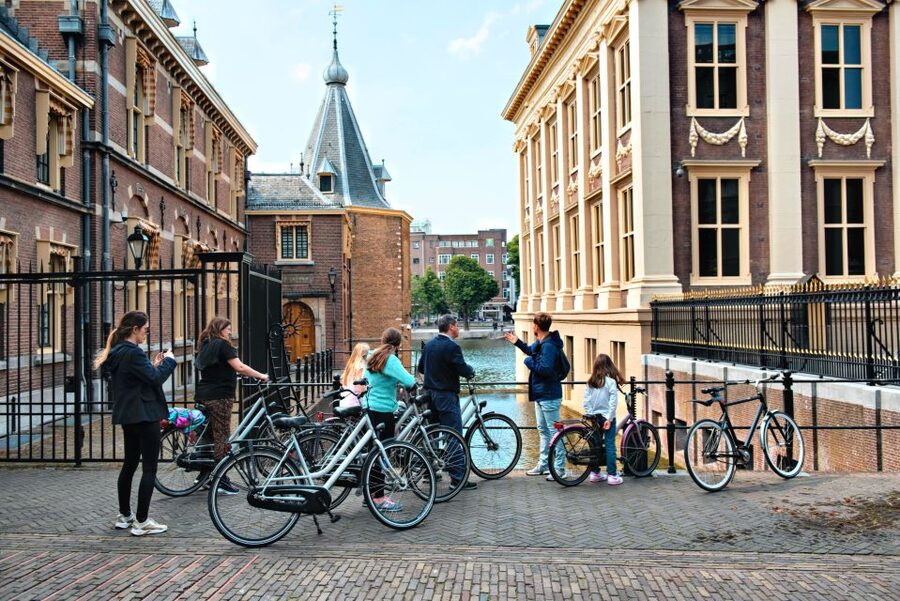 The Hague: Highlights Bike Tour - Binnenhof and the Dutch Parliament