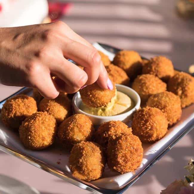 Top 10 Tastings of Amsterdam: Food & Culture Bike Tour - How the guide adds value