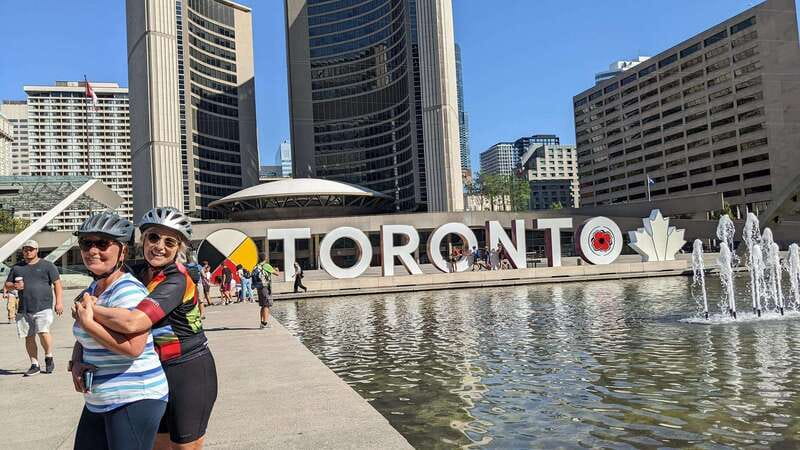 Toronto: Heart of Downtown 3.5-Hour Bike Tour - Starting downtown with the CN Tower and Union Station