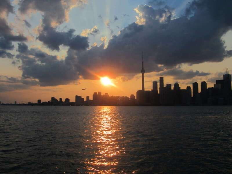 Toronto Islands: Morning or Twilight 3.5-Hour Bike Tour - Beaches, parks, cottages, and skyline viewpoints