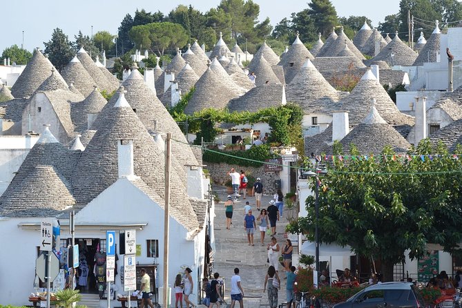 Tour Ebike Trulli Alberobello - Riding toward Alberobello on quieter lanes