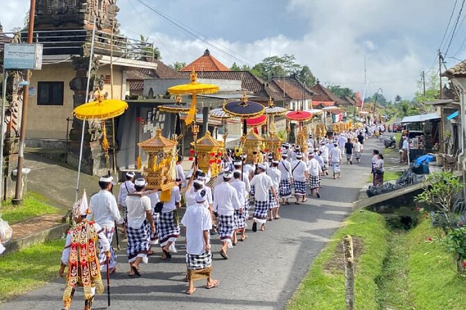 Ubud: Downhill Cycling with Volcano, Rice Terraces and Meal - Finishing with lunch in Banjar Laplapan