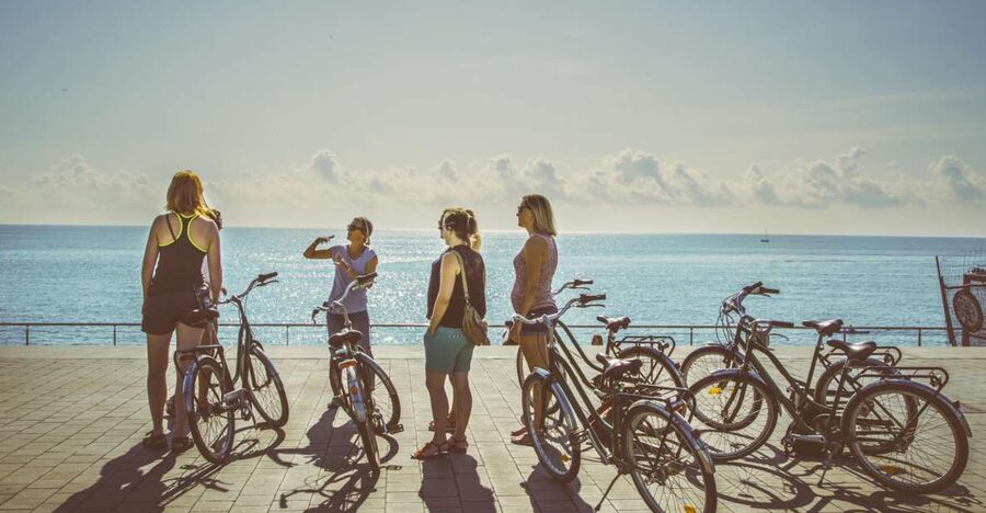 Unusual Barcelona Bike Tour in French - Meeting the group near Clot and Glòries