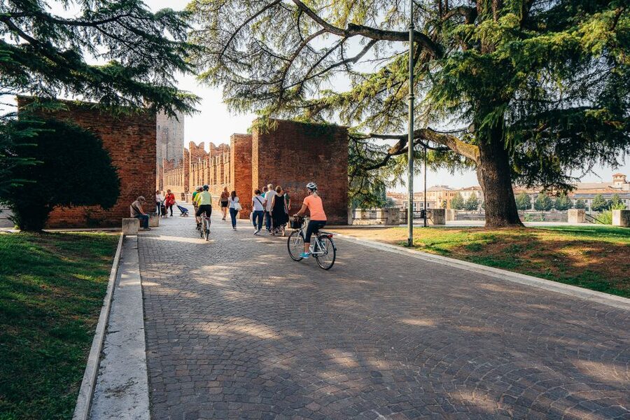 Verona e-bike tour: city center and panoramic views - Guides make the difference