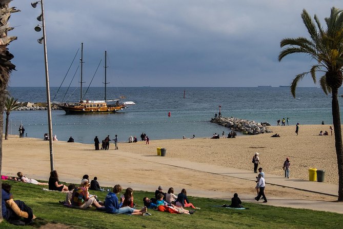 Visite insolite de Barcelone à vélo (en français) - Port Olímpic and the legacy of the 1992 Olympics