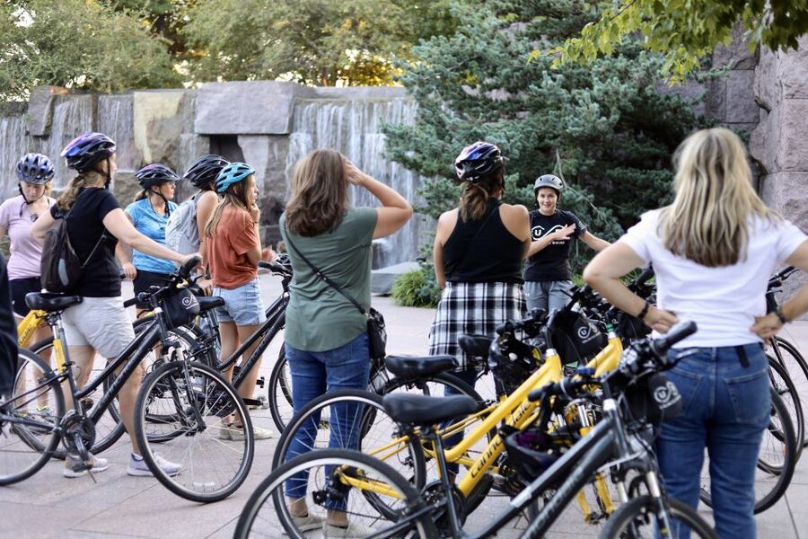 Washington DC: Monuments and Memorials Bike Tour - Smithsonian Castle and the ride back